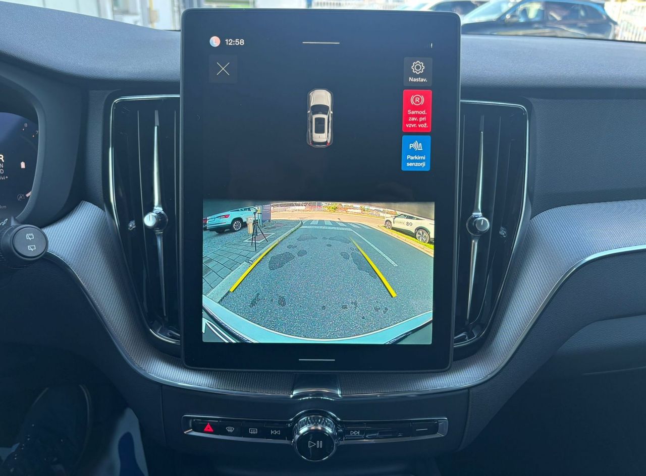 Zunanja slika - Volvo XC60 - B5P Core AT AWD 3 leta garancije + 3 servisi - 17