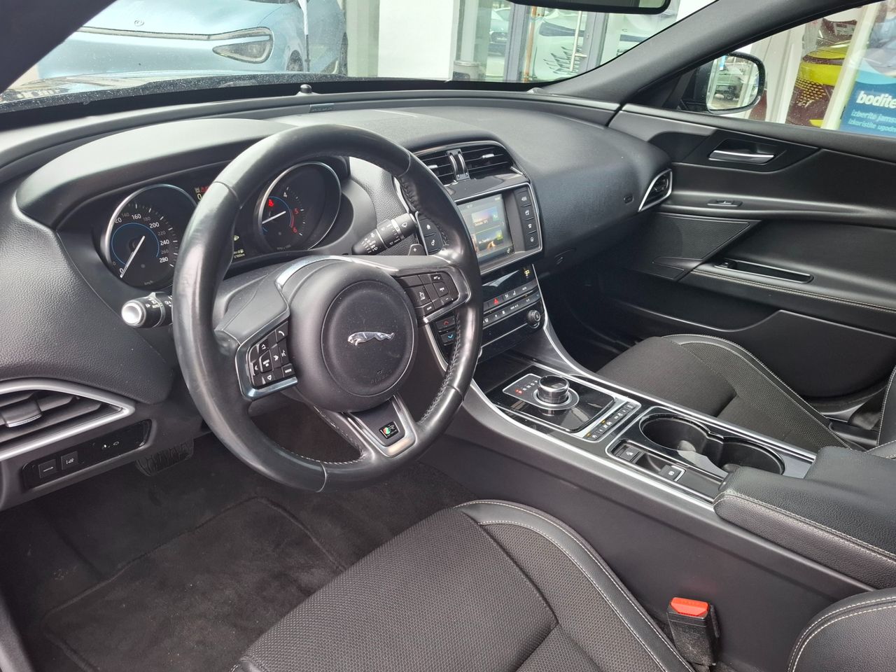 Zunanja slika - Jaguar XE - R-Sport 2.0 180 AVTOMATIK + SERVISNA ZGODOVINA - 7