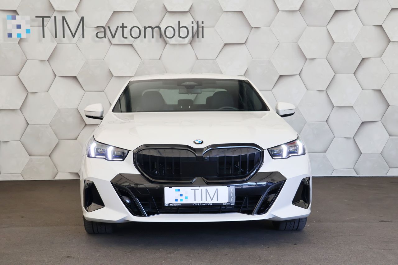 Zunanja slika - BMW Serija 5 - 5 Series 520dA M-Sport 197KM COCKPIT RADAR HEAD Up HarmanK - 5