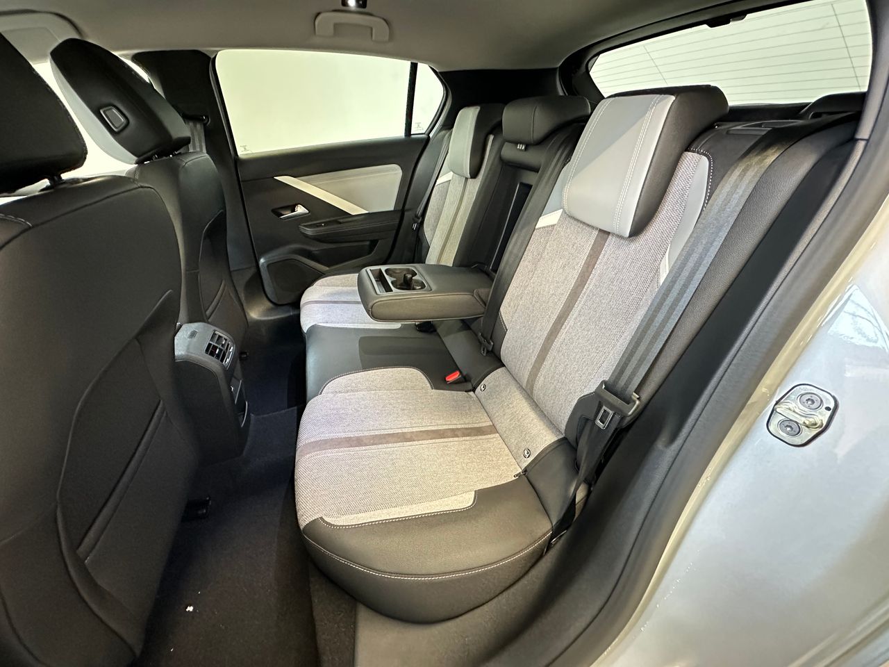 Zunanja slika - Opel Astra - 1.2T Elegance | BOGATO OPREMLJENA | UGODNO - 10