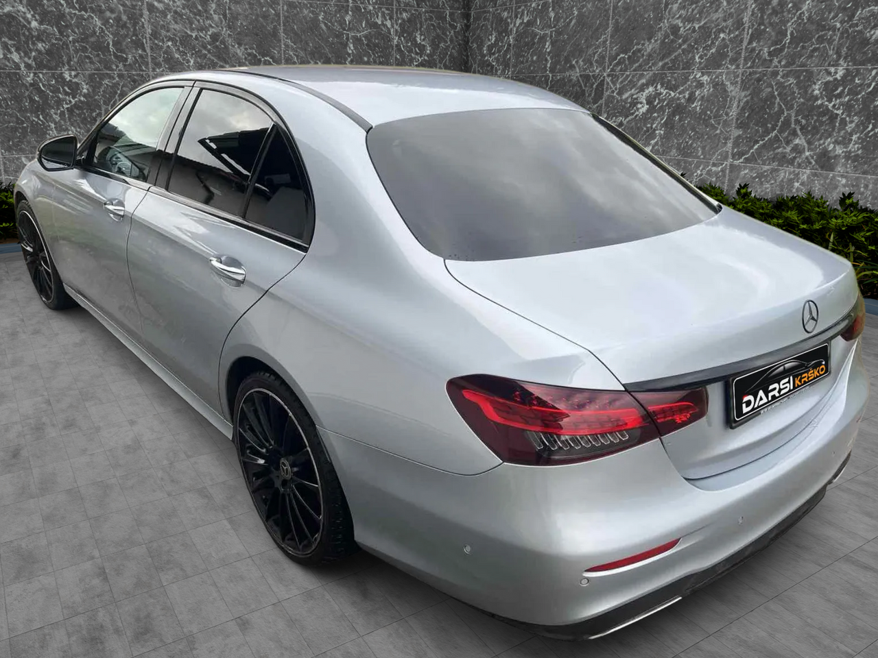 Zunanja slika - Mercedes-Benz E-Razred - E220d AMG WIDE MULTIBEAM WEBASTO PRIKLOP ALU20 - 3