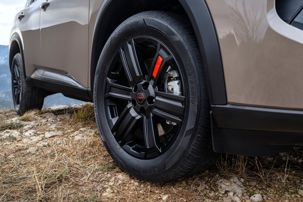 Črno aluminijasto platišče Nissana X-Trail N-Trek z rdečim poudarkom.