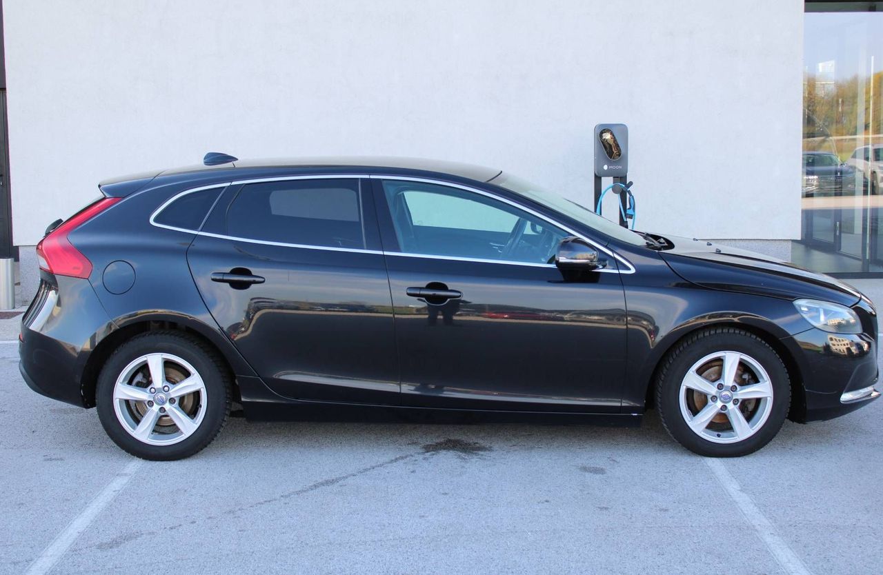 Zunanja slika - Volvo V40 - D2 Momentum PANO KAMERA NAVI PDC AVTO.KLIMA... - 5