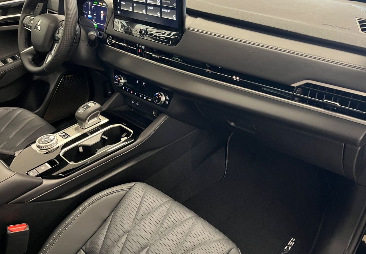 Zunanja slika - Mitsubishi Outlander - Black Edition PHEV 4WD 2.4  Avt. - NA ZALOGI - - 9