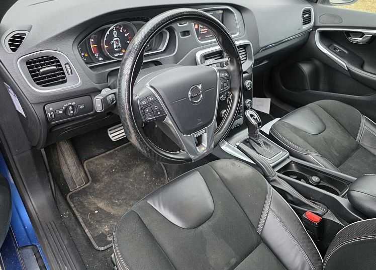 Zunanja slika - Volvo V40 - T3 A R-Design Polar+ FULLED•PANOR•GRETJE•KAMER•17C - 5