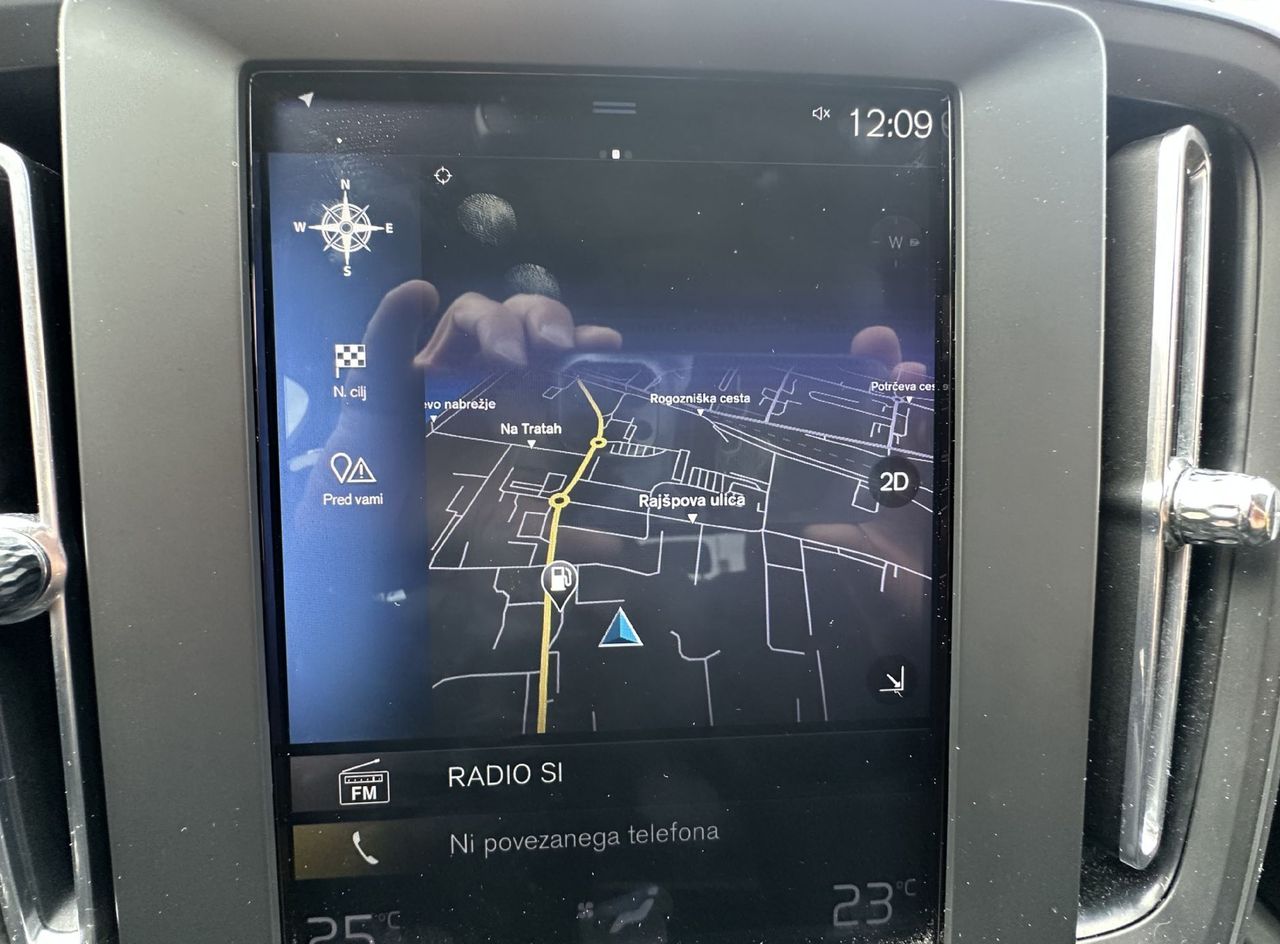 Zunanja slika - Volvo XC40 - D3 A AWD Momentum KAMERA.NAVI.ALU.4X4.TOP - 9