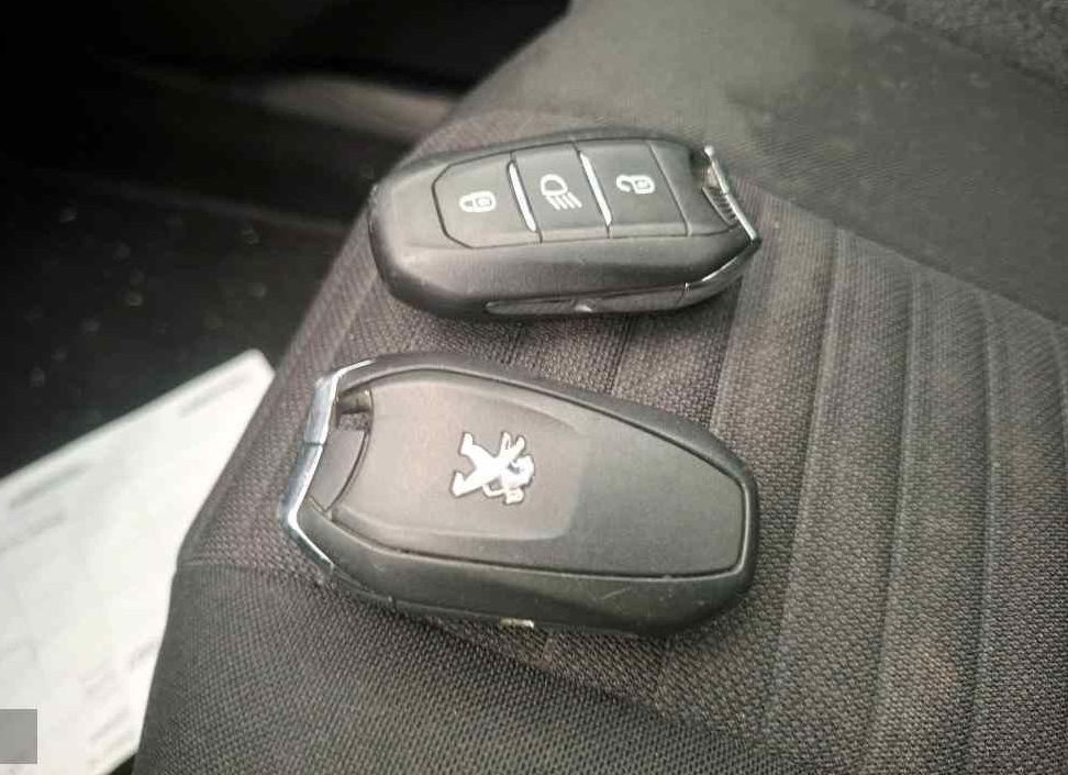 Zunanja slika - Peugeot 3008 - 1.2 PureTech 130 Active Pack.KAMERA.NAVI.2023 - 4