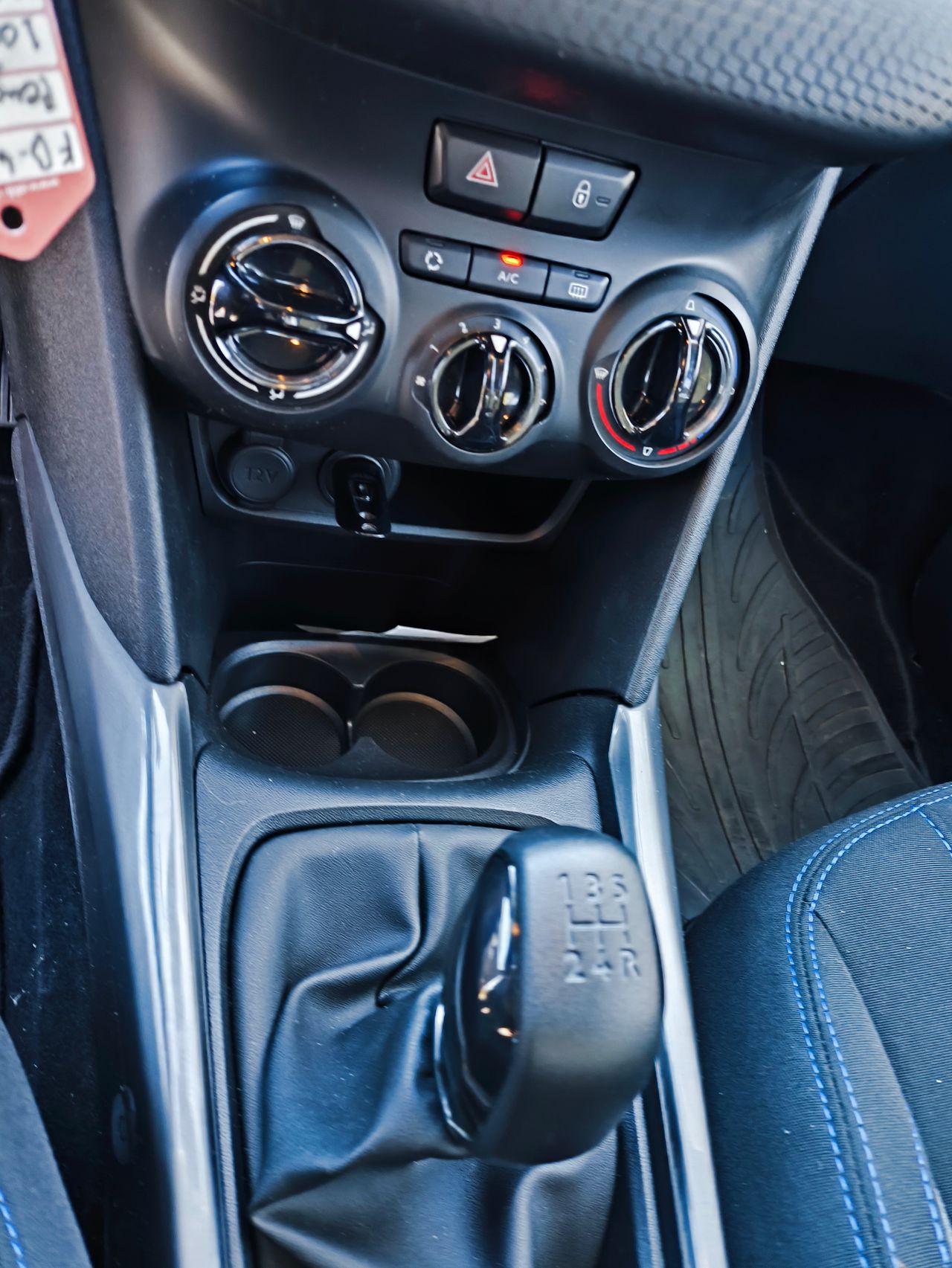 Notranja slika - Peugeot - 2008 1,2 PureTech 82 Style - 9