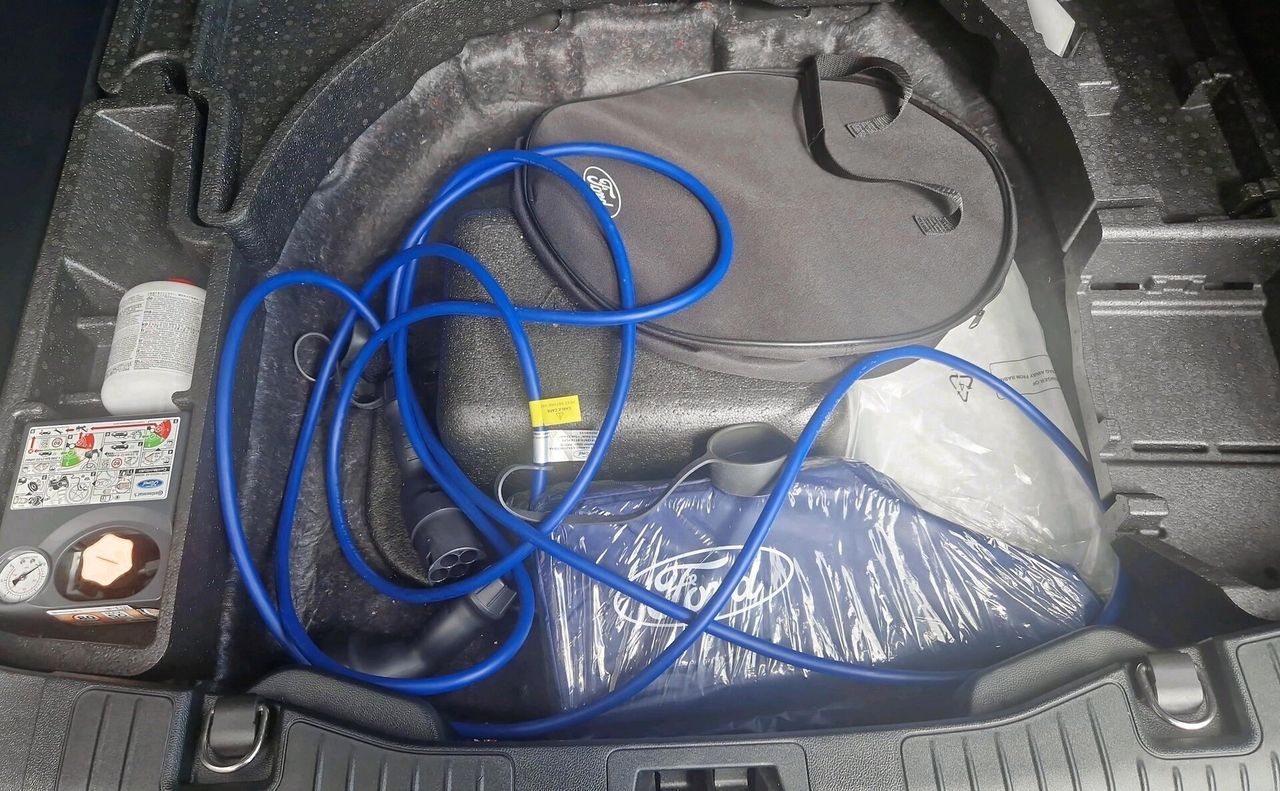 Zunanja slika - Ford Kuga - 2.5 PHEV Titanium CVT-SLO-RADAR-ZIM.PAK-NAI-KEYLES - 10