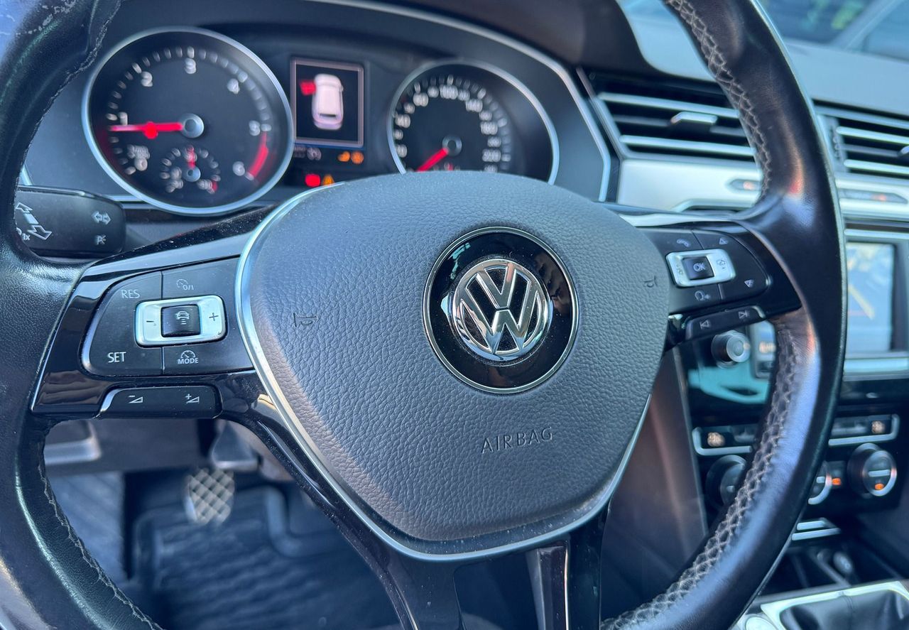 Zunanja slika - VW Passat - Variant 2.0TDI R line BT Navi Kljuka LED Alu Gretjesed x4 - 9
