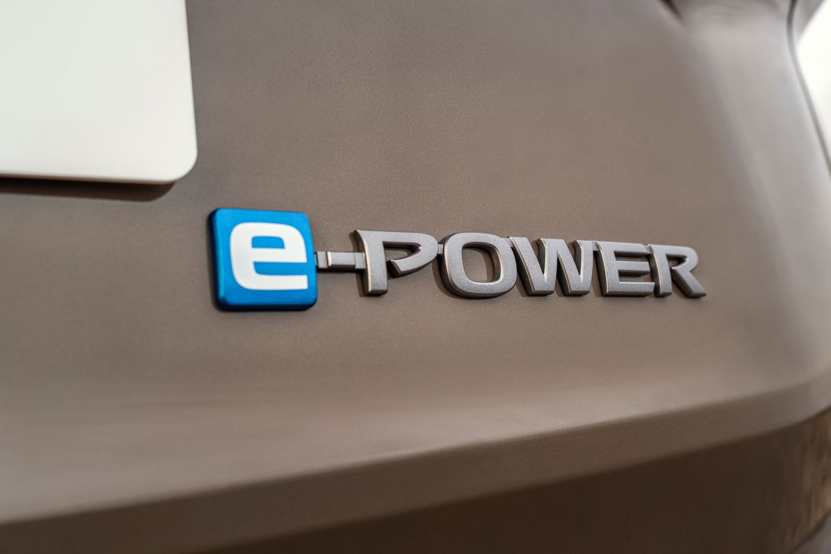 Oznaka e-POWER na karoseriji Nissana X-Trail, ki označuje hibridno pogonsko tehnologijo.