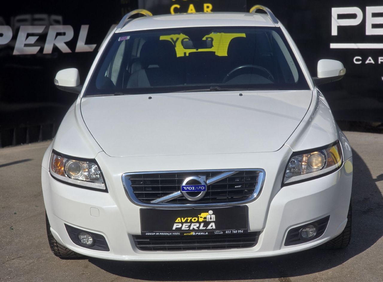 Zunanja slika - Volvo V50 - D3 Auto BUSINESS EDITION-ODLIČEN-5 VALJNI MOTOR - 1