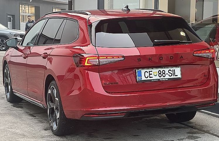 Zunanja slika - Škoda Superb - 1.5 TSI DSG PHEV Sportline Combi - 4