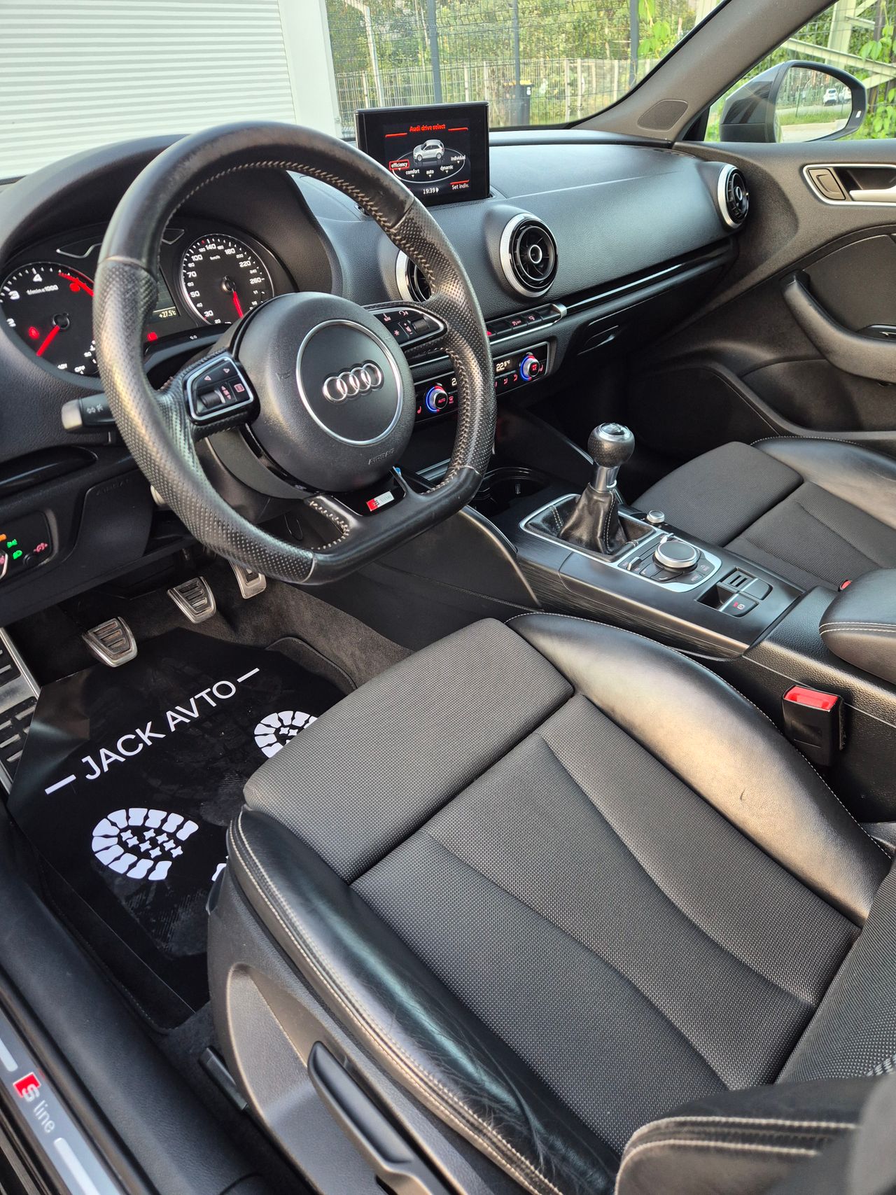 Notranja slika - Audi - A3 Sportback 1,6 TDI clean diesel Ambition - 5