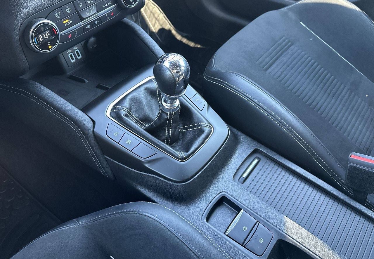 Zunanja slika - Ford Focus - 2.0 ST LED 19 RECARO KAMERA GRETJE SEDEŽEV - 16