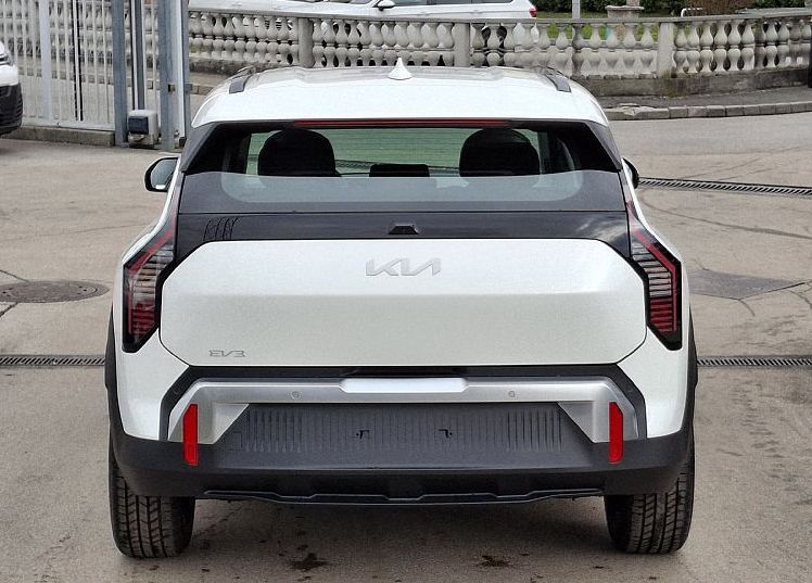 Zunanja slika - KIA EV3 - 58.3 kWh baterija. 150 kW  204 KM  Star + TČ - 3