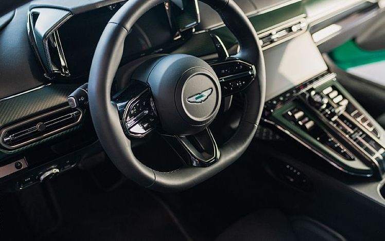 Zunanja slika - Aston Martin Vantage - PERFORMANCE PODIUM GREEN KARBON BOWERS WILKINS - 13