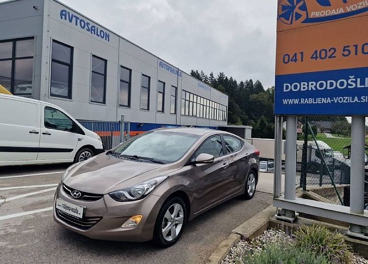 Zunanja slika - Hyundai Elantra - 1.6 CVVT STYLE ZELO LEPO OHRANJENO VOZILO - 3
