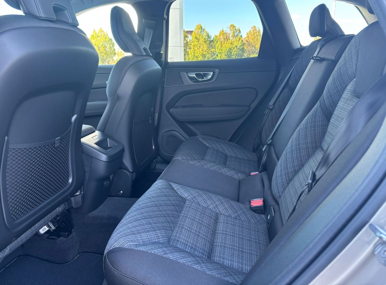 Zunanja slika - Volvo XC60 - B5P Core AT AWD 3 leta garancije + 3 servisi - 8