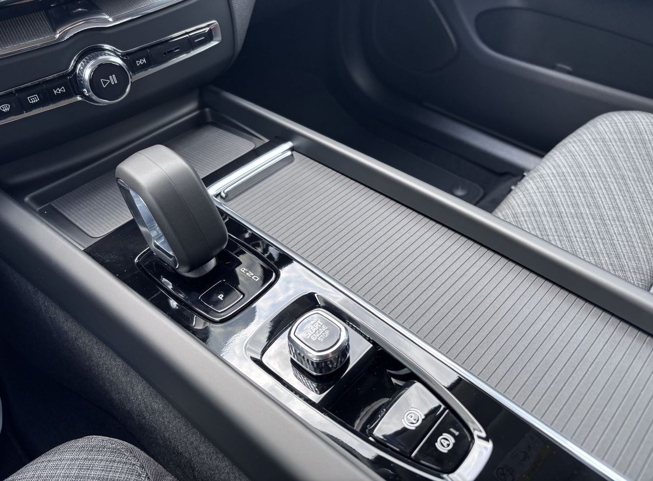 Zunanja slika - Volvo XC60 - B5P  Core AT AWD 3 leta garancije + 3 servisi - 11