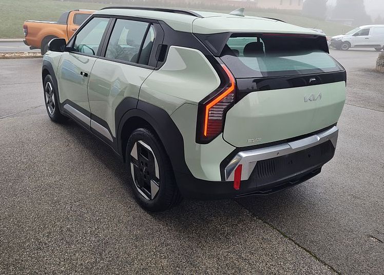 Zunanja slika - KIA EV3 - 58.3 kWh baterija. 150 kW  204 KM  Star - 7