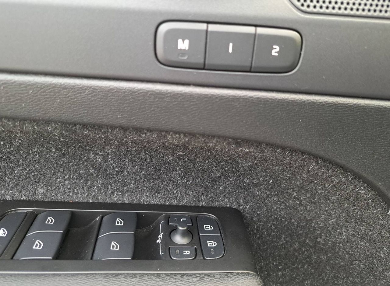 Zunanja slika - Volvo XC40 - T3 AUT R-Design Z ENOLETNIM JAMSTVOM - 14