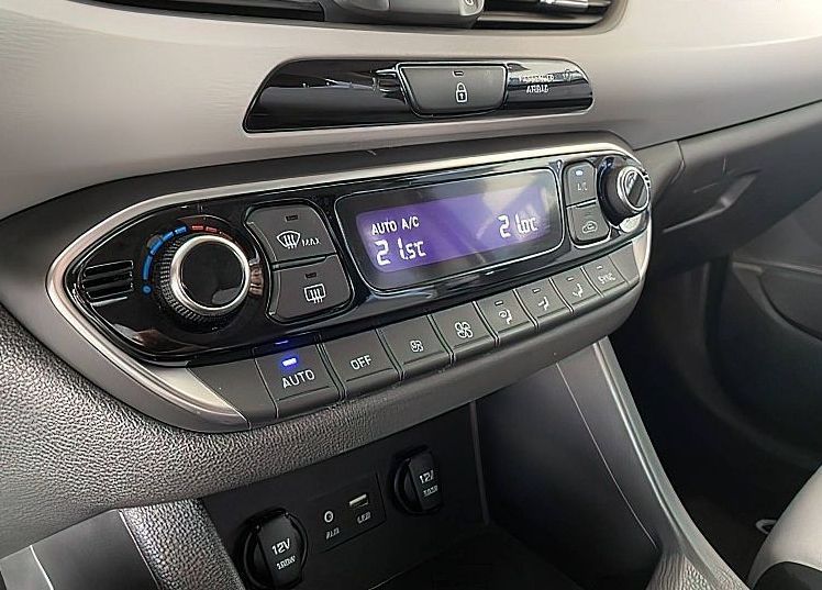 Zunanja slika - Hyundai i30 Wagon - 1.6 CRDI 110 PREMIUM SLOVENSKO POREKLO - 7