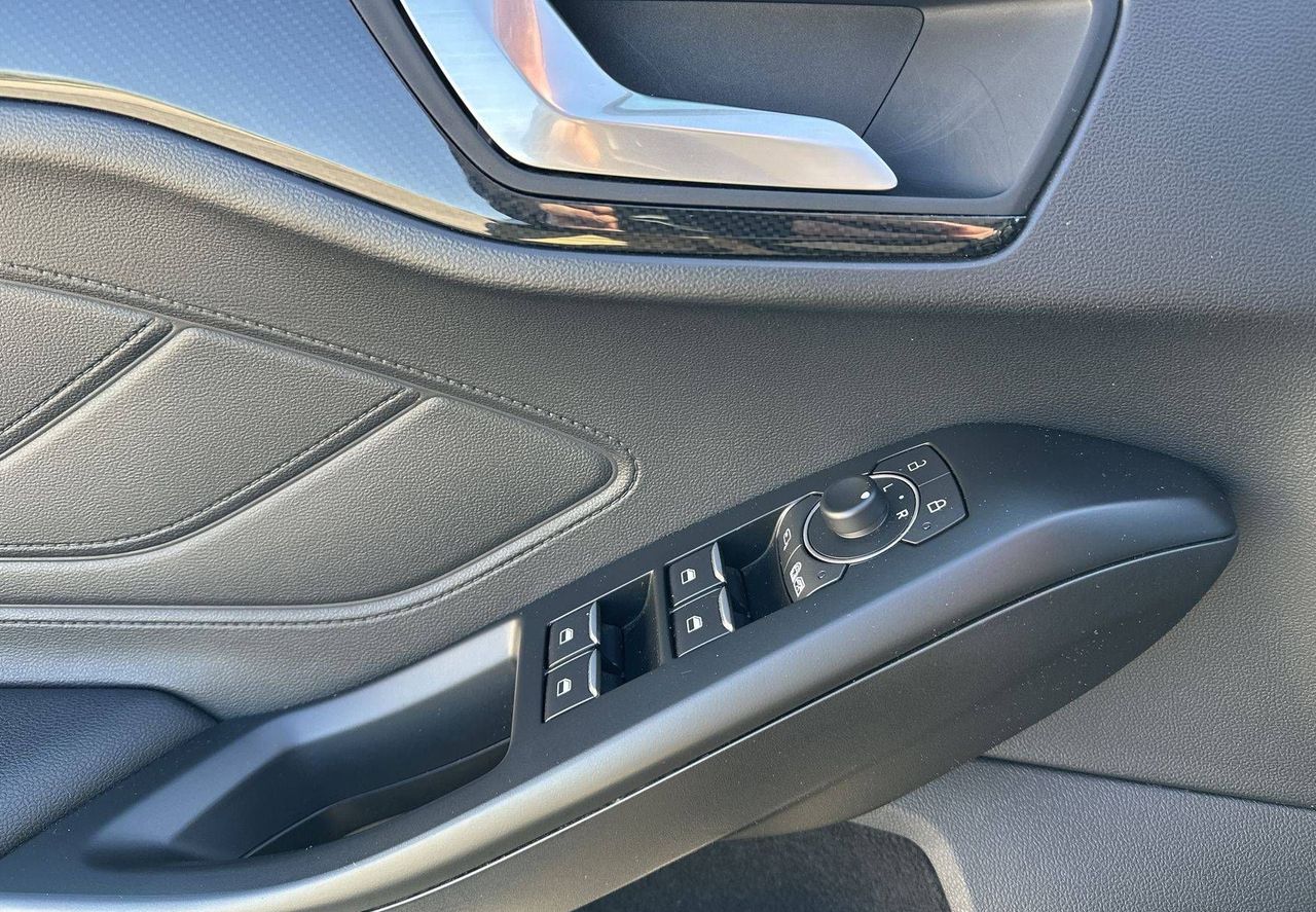 Zunanja slika - Ford Focus - 2.0 ST LED 19 RECARO KAMERA GRETJE SEDEŽEV - 11