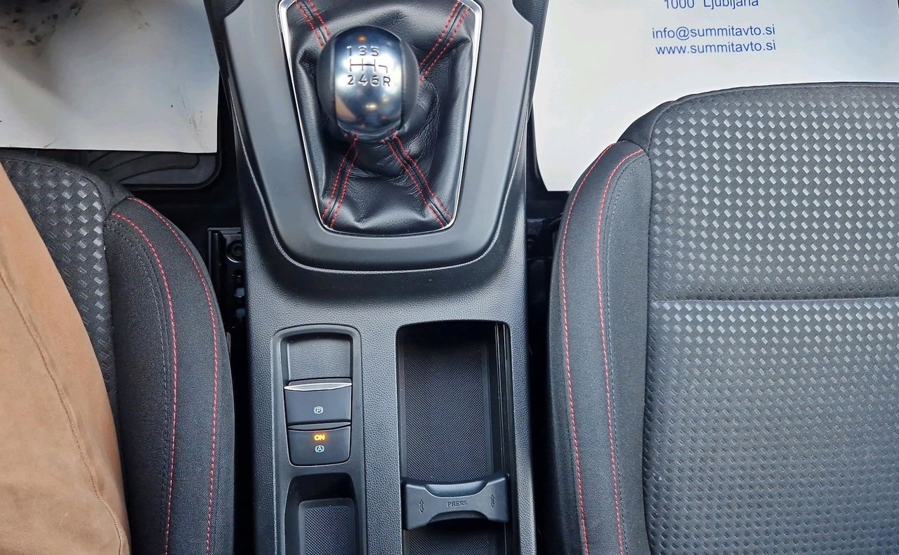 Notranja slika - Ford Focus - 1.0 EcoBoost mHEV ST-Line-SLO-LED-NAVI-ZIM.PAKET - 16