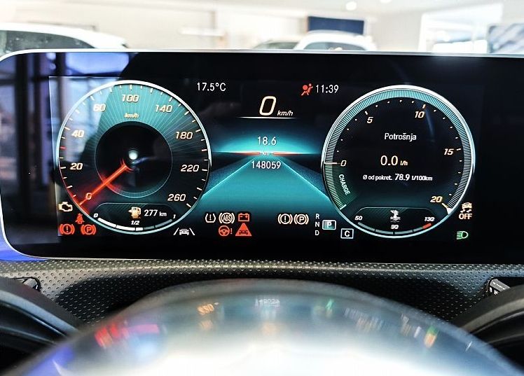 Zunanja slika - Mercedes-Benz A-Razred - 180 AMG LINE-PANORAMA-ALCANTARA-KEYLESS-AMBI-VIDEO - 11