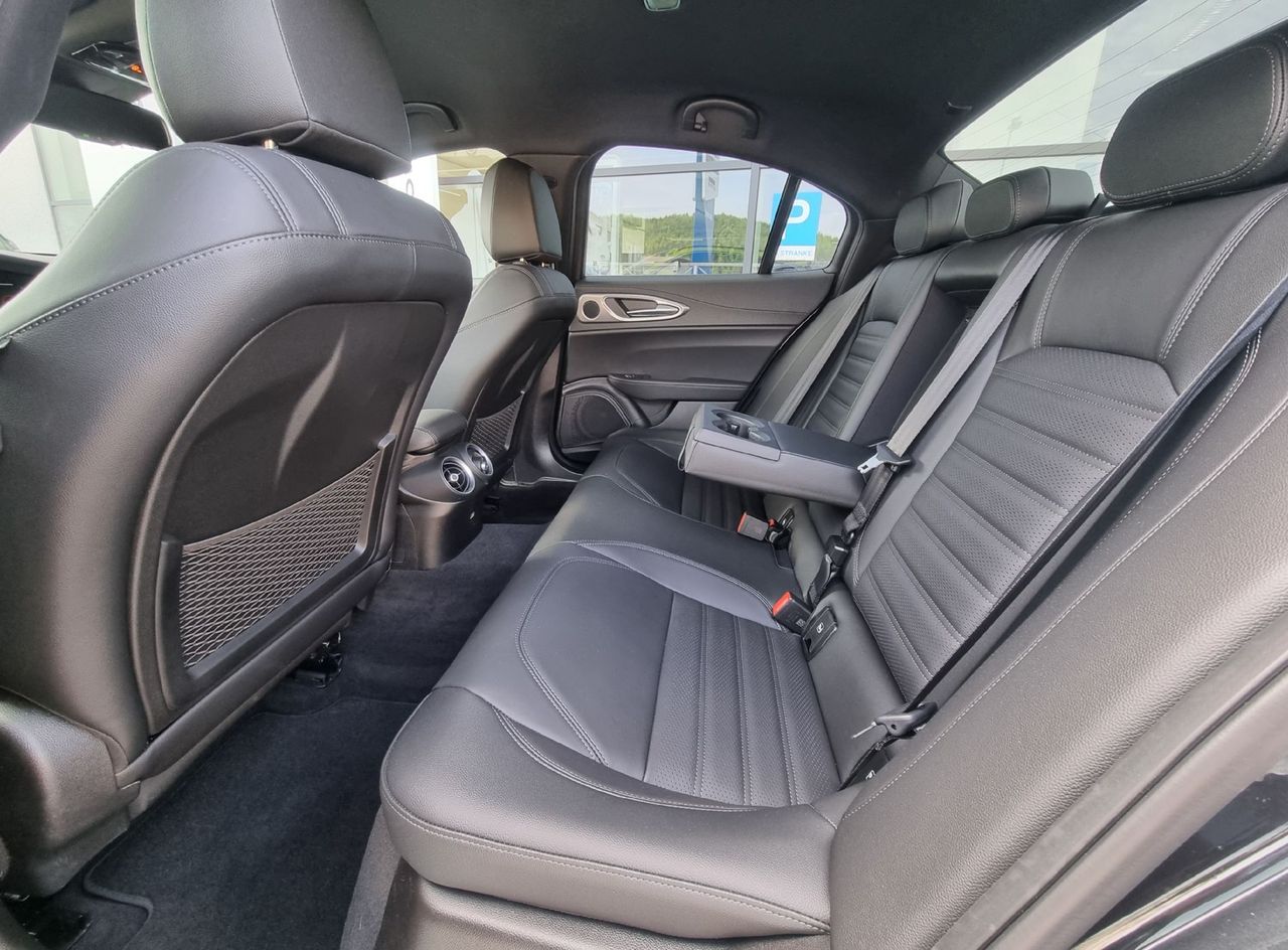 Zunanja slika - Alfa Romeo Giulia - 2.0 Turbo 280 Q4 Veloce - KOT NOVO - SAMO 9.022KM - 8