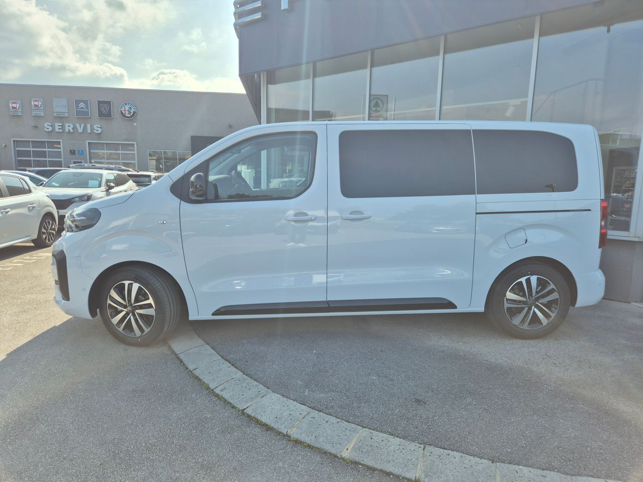 Zunanja slika - Peugeot Traveller - L2 Business Vip 2.2 B-HDI 180 EAT8 - 2