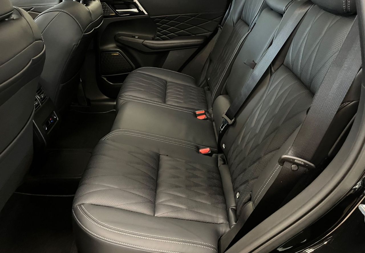 Zunanja slika - Mitsubishi Outlander - Black Edition PHEV 4WD 2.4  Avt. - NA ZALOGI - - 10