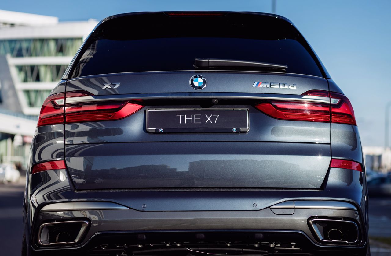 Zadnji del luksuznega športnega terenca BMW X7 M50d.