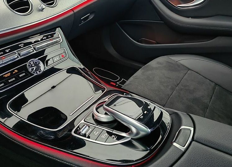 Zunanja slika - Mercedes-Benz E-Razred - LIMO-300-de-2X-AMG-LINE-WIDESCREN-360-KAM-LED-ACC- - 20