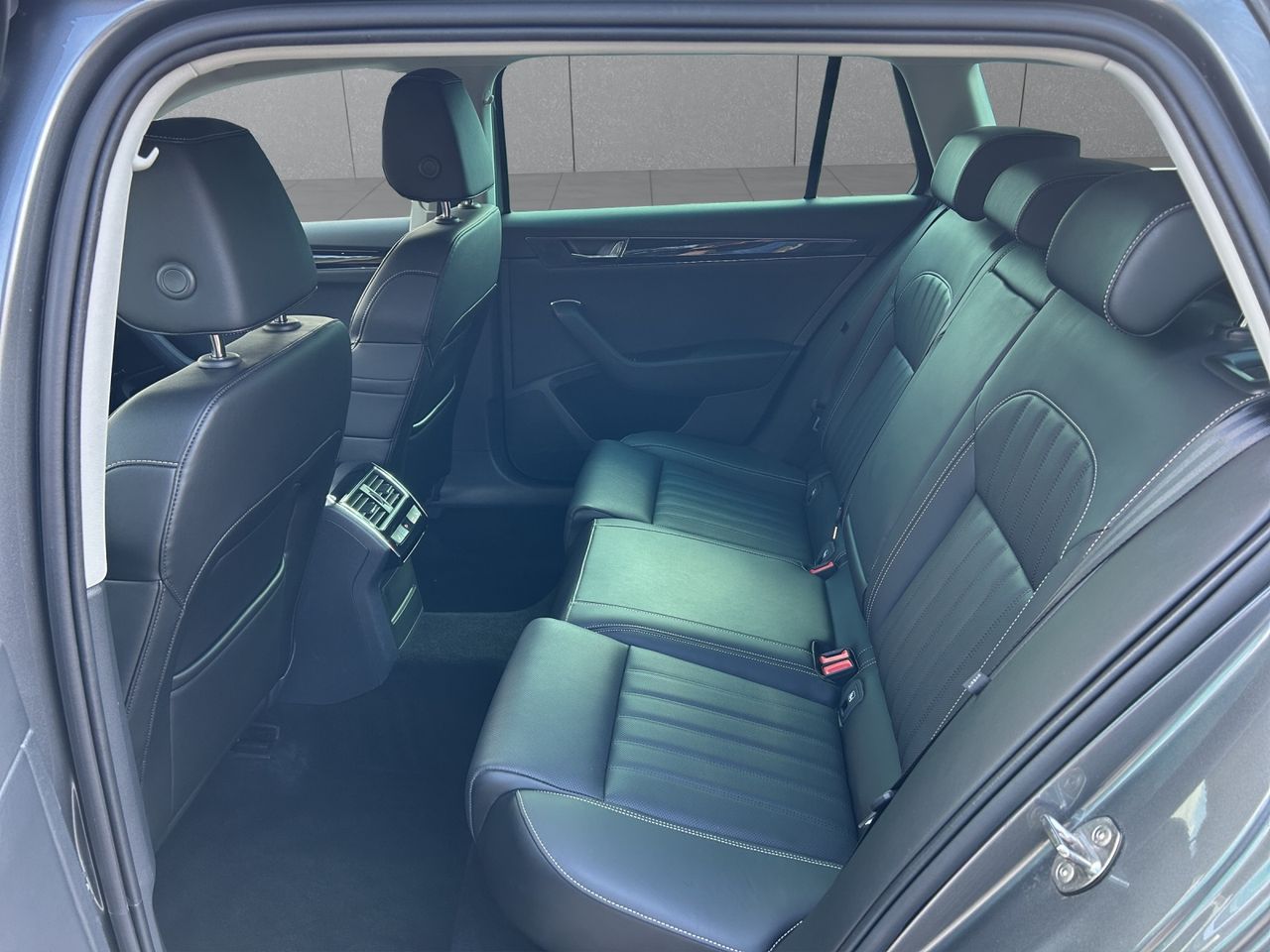 Zunanja slika - Škoda Superb - Combi 4x4 2,0 TDI DSG - 7