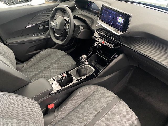 Notranja slika - Peugeot 2008 - Peugeot  ALLURE 1,2 PureTech 130 - NA ZALOGI - 10