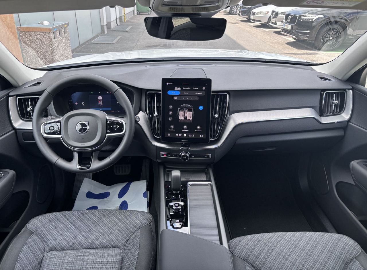 Zunanja slika - Volvo XC60 - B5P  Core AT AWD 3 leta garancije + 3 servisi - 9