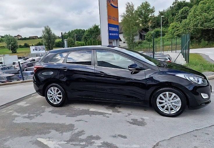 Zunanja slika - Hyundai i30 Wagon - 1.6 CRDI 81KW COMFORT LEPO OHRANJEN - 6