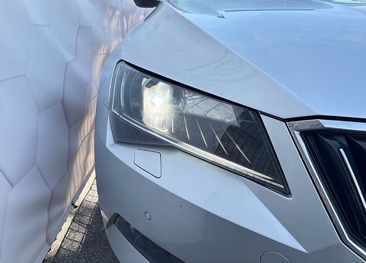 Zunanja slika - Škoda Superb - Combi 2.0 TDI DSG - LED - PANORAMA - NAVI - GRETJE - 8