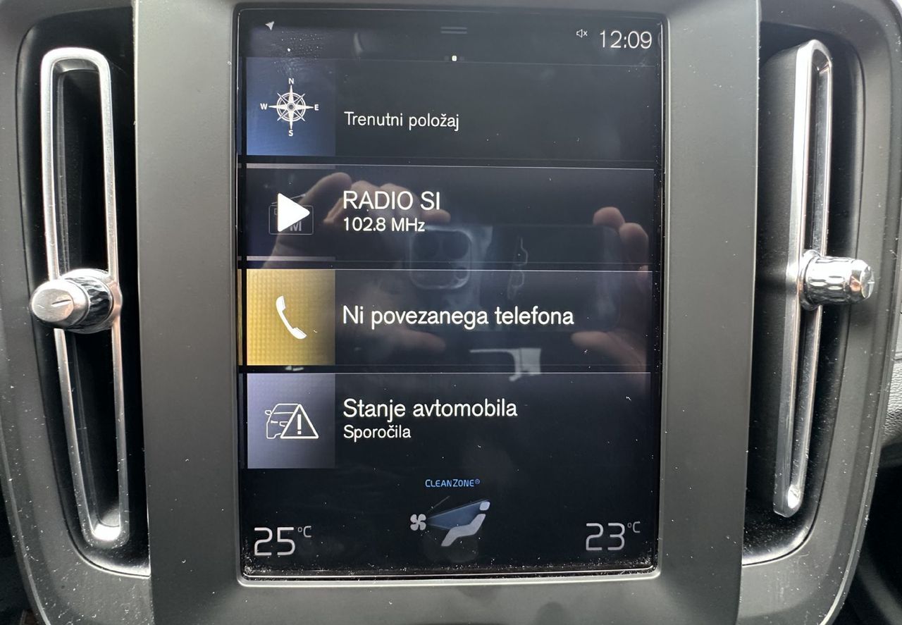 Zunanja slika - Volvo XC40 - D3 AWD Momentum Avt. KAMERA.NAVI.ALU.4X4.TOP - 14