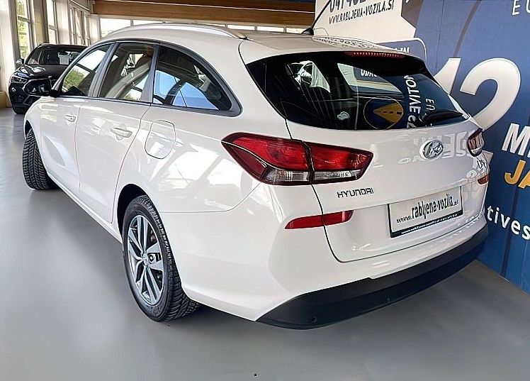 Zunanja slika - Hyundai i30 Wagon - 1.6 CRDI 110 PREMIUM SLOVENSKO POREKLO - 2
