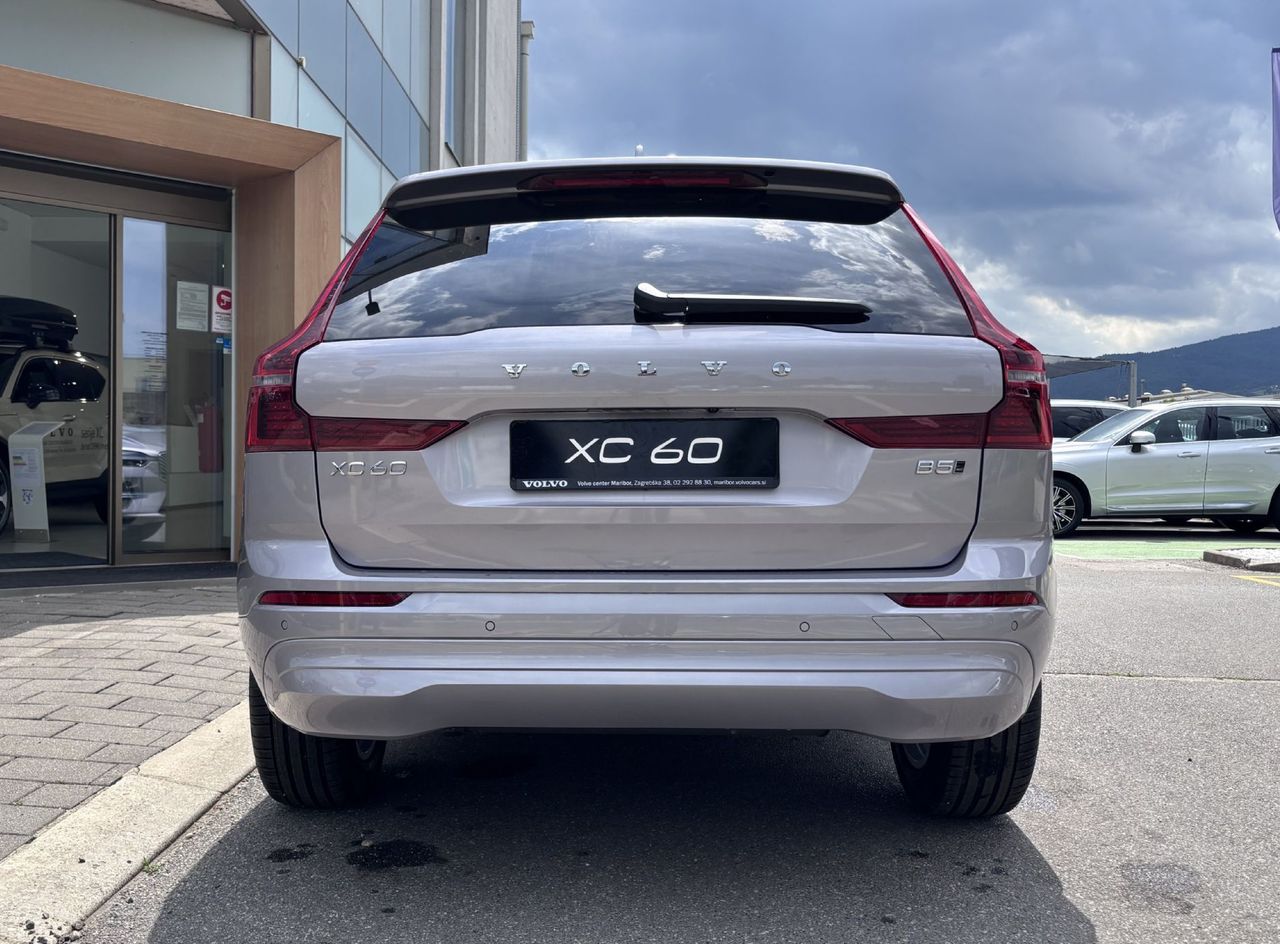 Zunanja slika - Volvo XC60 - B5P  Core AT AWD 3 leta garancije + 3 servisi - 5