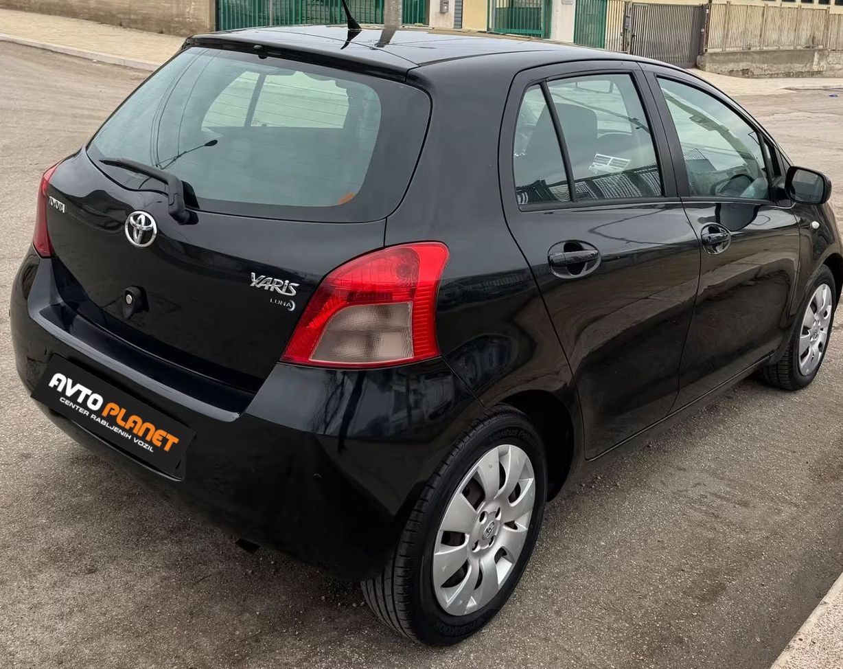 Zunanja slika - Toyota Yaris - 1.0 VVT-i  5VRAT SLO.VOZILO 2.LASTNICA KLIMA - 3