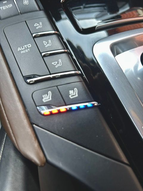 Notranja slika - Porsche Cayenne - S E-Hybrid Platinum Edition Tiptronic - 8