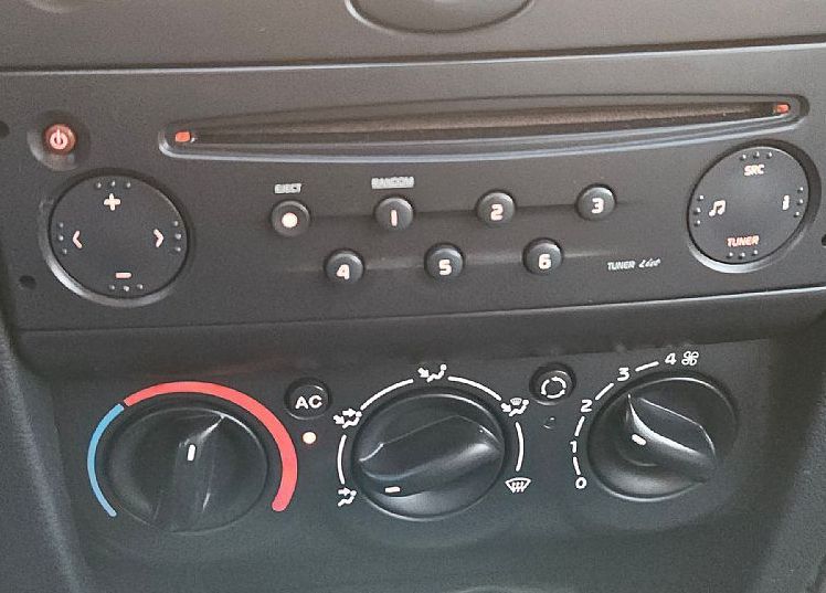 Zunanja slika - Renault Clio - 1.2 75ks °TEHNIČNO BREZHIBNO° °NOVE GUME° - 9