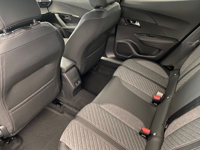 Notranja slika - Peugeot 2008 - Peugeot  ALLURE 1,2 PureTech 130 - NA ZALOGI - 11