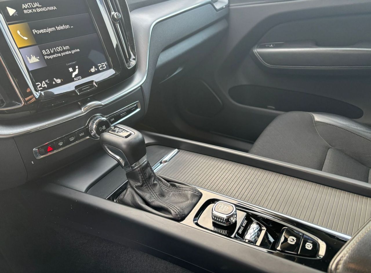 Zunanja slika - Volvo XC60 - D4 AWD AUT Momentum PILOT-KAMERA-MRTVI.KOT-KEYLESS - 12