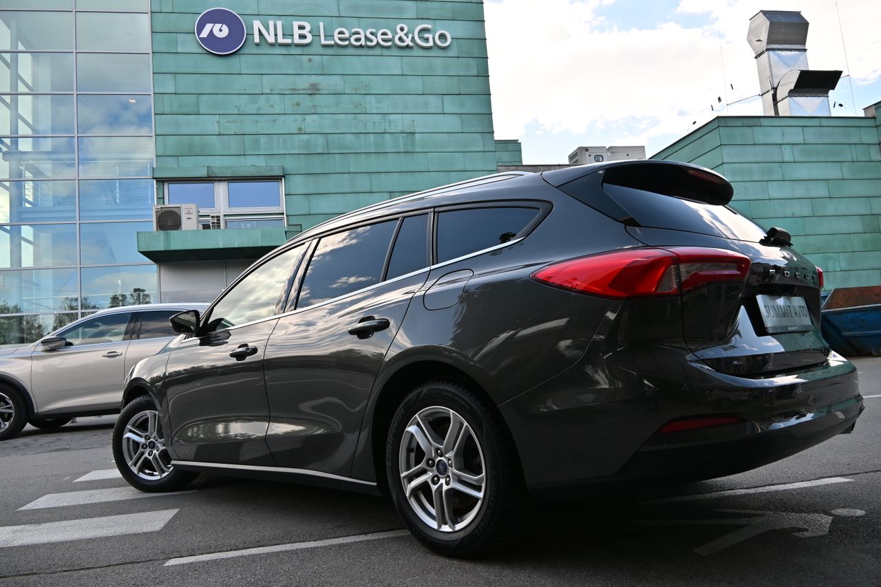 Ford Focus karavan, letnik 2021, od zadaj.