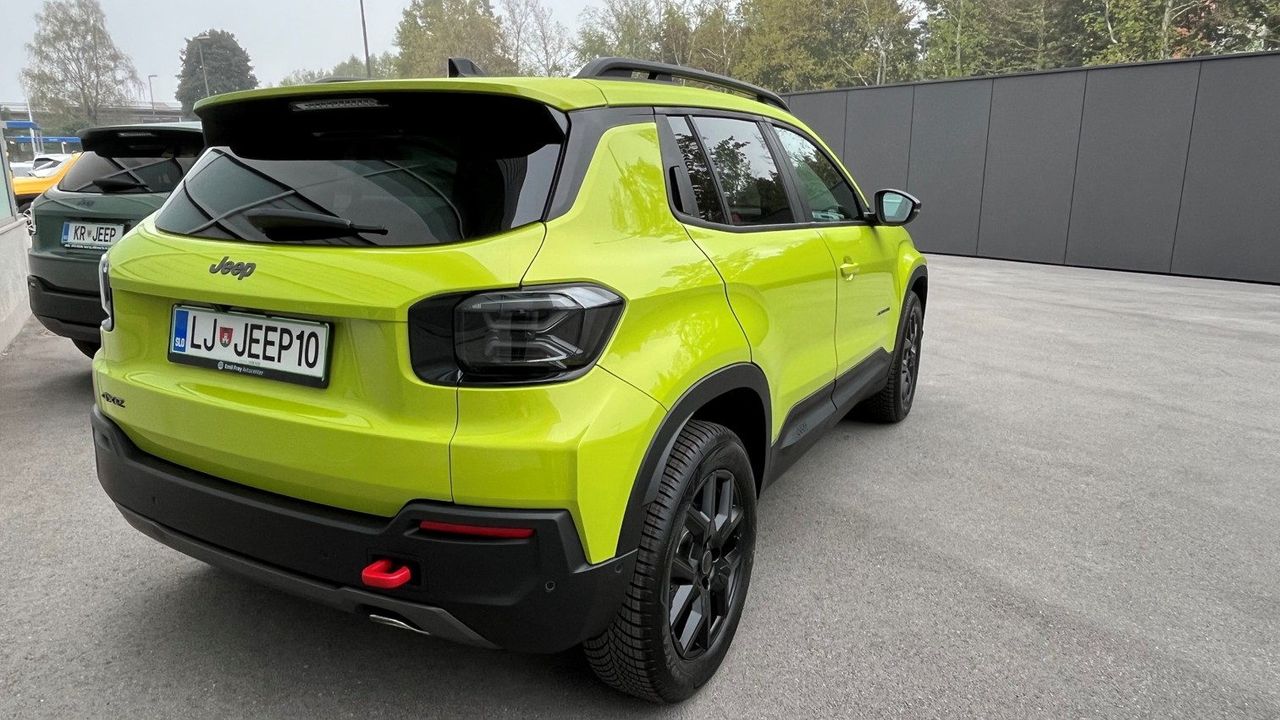Jeep Avenger 4xe – zadnji del vozila v zeleni barvi